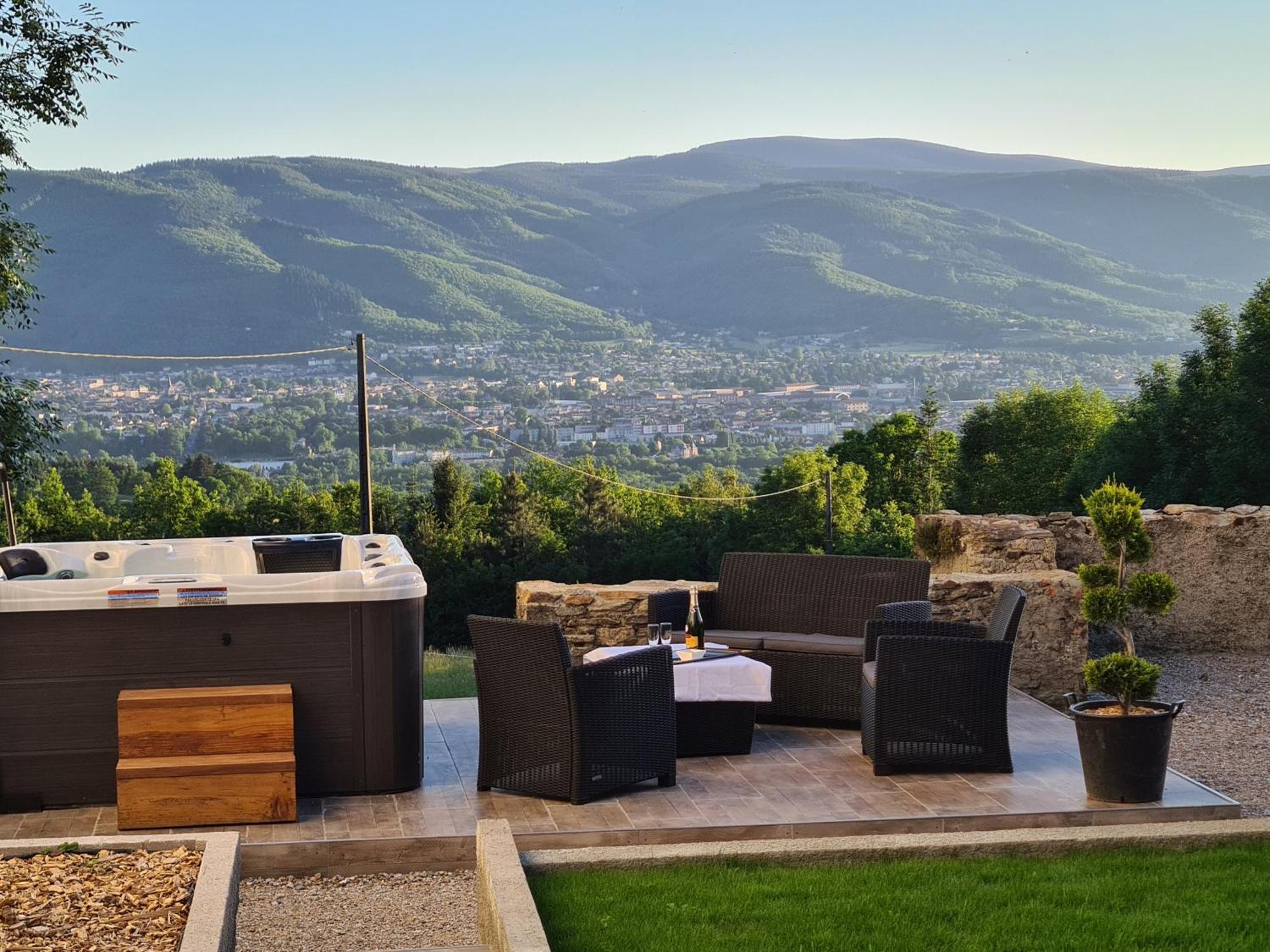 Gite Confortable Avec Spa Prive Et Confort Moderne Pont-de-Larn Exterior photo